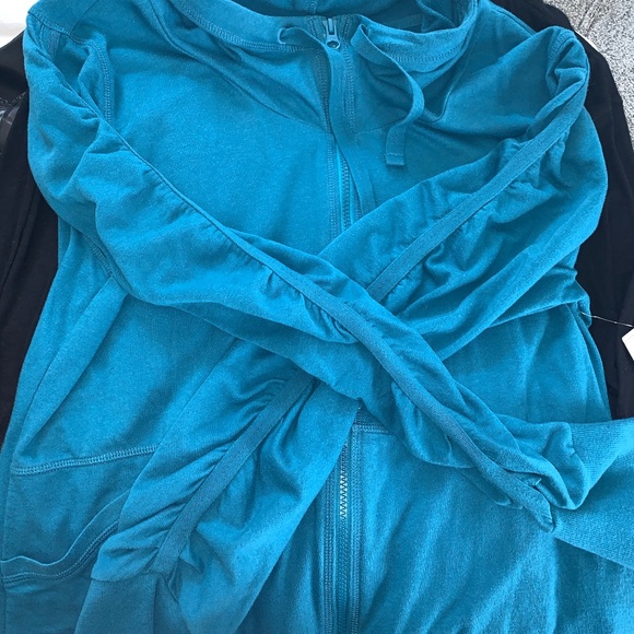 Zella Activewear Jacket with ruched sleeves - Picture 6 of 6